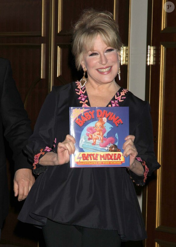 Bette Midler signe son livre, The Saga of Baby Divine, à Las Vegas, le 6 janvier 2010.
