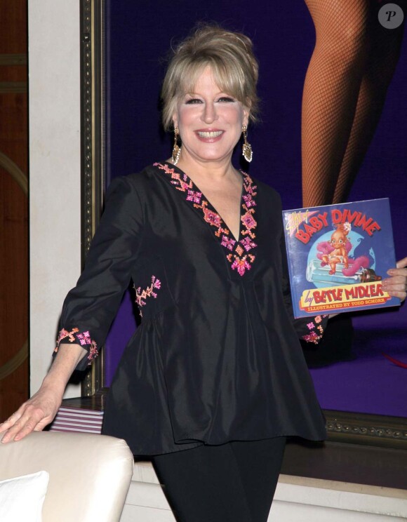 Bette Midler signe son livre, The Saga of Baby Divine, à Las Vegas, le 6 janvier 2010.