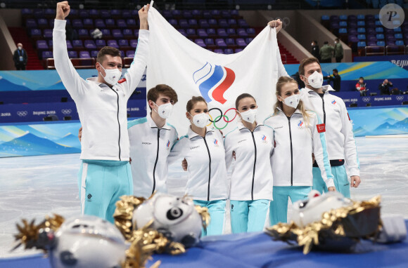 Les équipes ROC (Russian Olympic Committee) reçoivent leur mascotte Bing Dwen Dwen à l'issue de l'épreuve de patinage artistique aux Jeux Olympiques d'hiver Pékin 2022 le 7 février 2022. 