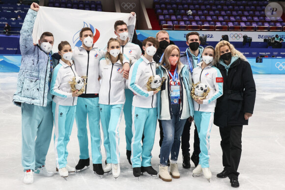 Les équipes ROC (Russian Olympic Committee) reçoivent leur mascotte Bing Dwen Dwen à l'issue de l'épreuve de patinage artistique aux Jeux Olympiques d'hiver Pékin 2022 le 7 février 2022. 