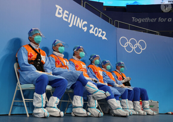 Une équipe médicale en service lors d'un match de hockey sur glace du groupe A entre le ROC et les États-Unis lors des Jeux Olympiques d'hiver de Pékin 2022 au Wukesong Arena, à Pékin, France, le 5 février 2022. © Anton Novoderezhkin/Tass/Bestimage 