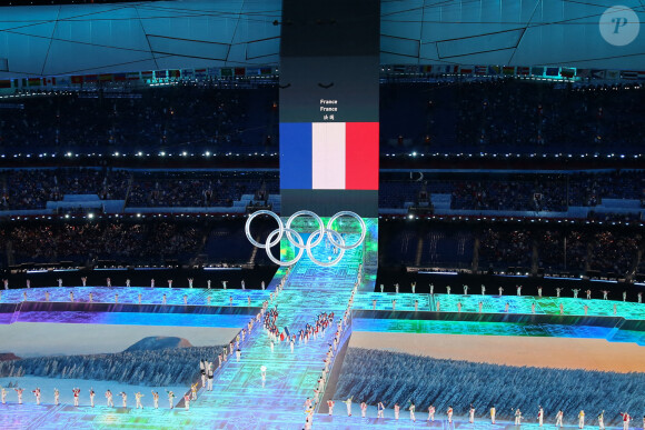 Tessa Worley et Kevin Rolland sont les porte-drapeaux de la France lors de la cérémonie d'ouverture des Jeux olympiques d'hiver de Pékin 2022 au Stade national (Nid d'oiseau), à Pékin, Chine, le 4 février 2022. © Mickael Chavet/Zuma Press/Bestimage 