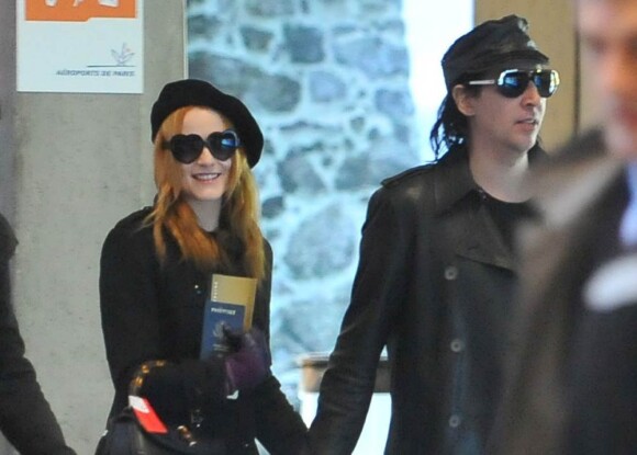 Marilyn Manson et sa petite amie Evan Rachel Wood arrivent à Roissy Charles de Gaulle à Paris en décembre 2009