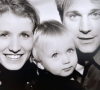 Chloé Jouannet a publié une photo d'enfance la montrant avec ses parents Alexandra Lamy et Thommas Jouannet. Story Instagram du dimanche 6 février 2022.