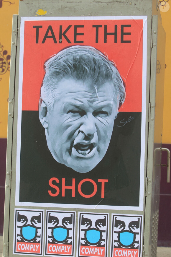 Illustration d'une affiche "Take The Shot" avec la tête d'Alec Baldwin à Los Angeles, le 21 décembre 2021. 