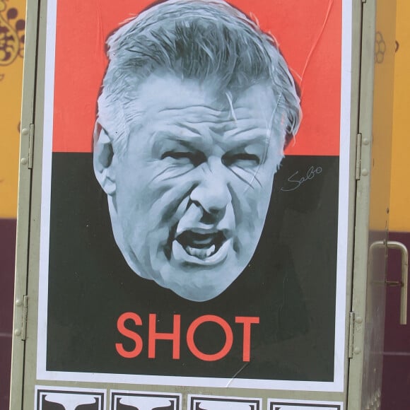 Illustration d'une affiche "Take The Shot" avec la tête d'Alec Baldwin à Los Angeles, le 21 décembre 2021. 