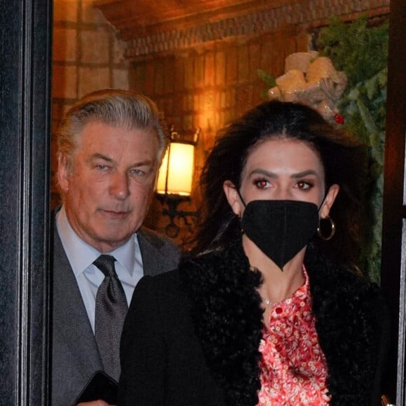 Alec Baldwin et sa femme Hilaria quittent leur appartement à New York le 9 décembre 2021. 