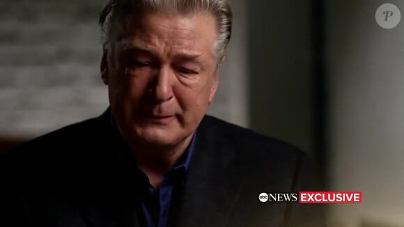 Alec Baldwin fond en larmes lors d'un interview sur la tragédie du tournage du film "Rust" par George Stephanopoulos sur ABC News le 1er décembre 2021. 