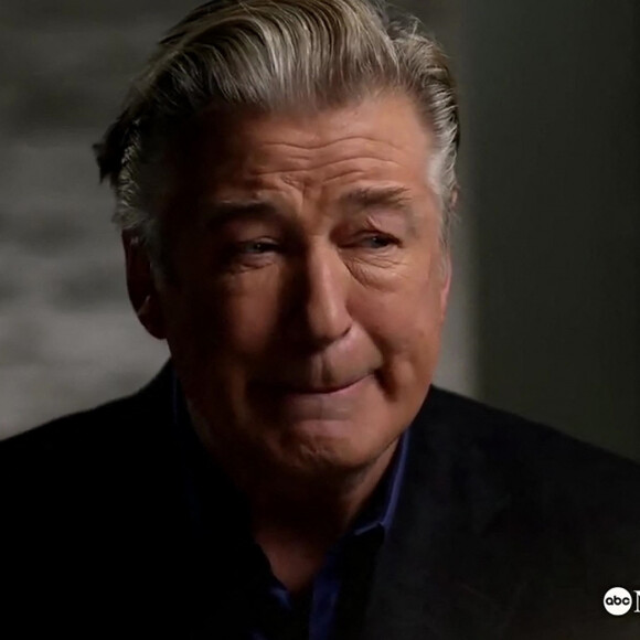 Alec Baldwin fond en larmes lors d'un interview sur la tragédie du tournage du film "Rust" par George Stephanopoulos sur ABC News le 1er décembre 2021. 