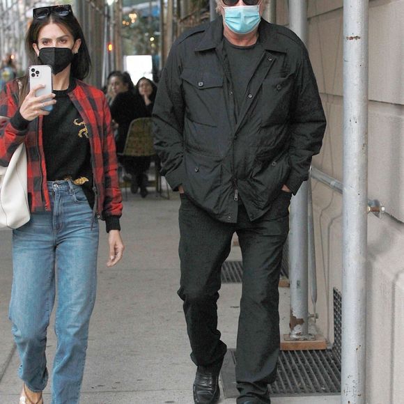 Alec Baldwin et sa femme Hilaria se promènent à New York, le 9 novembre 2021. 