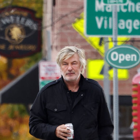 Exclusif - Alec Baldwin et sa femme Hilaria se promènent avec une boisson à Manchester dans le Vermont le 1er novembre 2021. Alec Baldwin a parlé pour la première fois du drame survenu sur le tournage de "Rust" qui a coûté la vie à la directrice photo, H.Huthcins. Devant sa résidence de Manchester (Vermont) et sous le regard de sa femme Hilaria, Alec Baldwin insiste auprès des journalistes sur l'amitié qui l'unissait à la victime, sur la bonne ambiance qui régnait sur le plateau avant l'accident, en précisant que celui-ci avait une chance sur un milliard de se produire. 