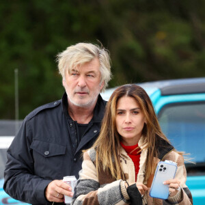 Exclusif - Alec Baldwin et sa femme Hilaria se promènent avec une boisson à Manchester dans le Vermont le 1er novembre 2021. Alec Baldwin a parlé pour la première fois du drame survenu sur le tournage de "Rust" qui a coûté la vie à la directrice photo, H.Huthcins. Devant sa résidence de Manchester (Vermont) et sous le regard de sa femme Hilaria, Alec Baldwin insiste auprès des journalistes sur l'amitié qui l'unissait à la victime, sur la bonne ambiance qui régnait sur le plateau avant l'accident, en précisant que celui-ci avait une chance sur un milliard de se produire. 