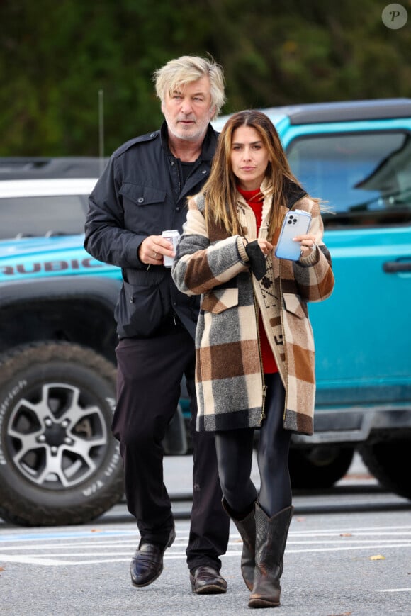 Exclusif - Alec Baldwin et sa femme Hilaria se promènent avec une boisson à Manchester dans le Vermont le 1er novembre 2021. Alec Baldwin a parlé pour la première fois du drame survenu sur le tournage de "Rust" qui a coûté la vie à la directrice photo, H.Huthcins. Devant sa résidence de Manchester (Vermont) et sous le regard de sa femme Hilaria, Alec Baldwin insiste auprès des journalistes sur l'amitié qui l'unissait à la victime, sur la bonne ambiance qui régnait sur le plateau avant l'accident, en précisant que celui-ci avait une chance sur un milliard de se produire. 