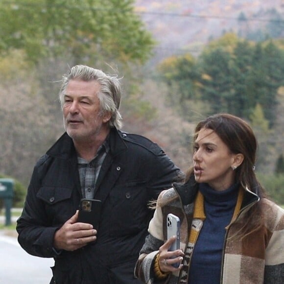 Alec Baldwin parle pour la première fois du drame survenu sur le tournage de "Rust" qui a coûté la vie à la directrice photo, H.Huthcins. Devant sa résidence de Manchester (Vermont) et sous le regard de sa femme Hilaria, Alec Baldwin insiste auprès des journalistes sur l'amitié qui l'unissait à la victime, sur la bonne ambiance qui régnait sur le plateau avant l'accident, en précisant que celui-ci avait une chance sur un milliard de se produire. 