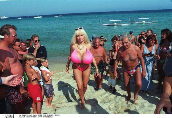 Lolo Ferrari sur la plage de Saint-Tropez. Le 3 août 1996.