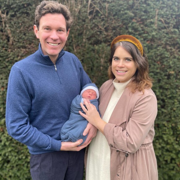 La princesse Eugenie, son mari Jack Brooksbank et leur fils August. Première photo à trois dévoilée sur Instagram en février 2021.