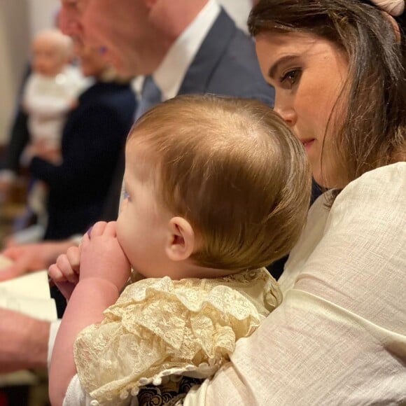 La princesse Eugenie et son fils August, le jour de son baptême à Windsor, en novembre 2021.