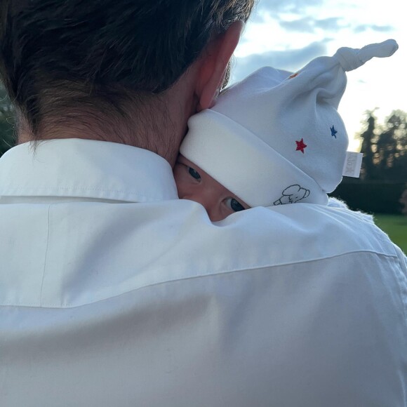Jack Brooksbank et son fils August, né de son mariage avec la princesse Eugenie. Photo dévoilée sur Instagram en mars 2021.