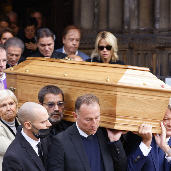 Basile Boli, Noelle Bellone, Stéphane Tapie (fils du défunt), Jean-Pierre Papin, Jean-Louis Borloo - Sorties de la messe funéraire en hommage à Bernard Tapie en l'église Saint-Germain-des-Prés à Paris. Le 6 octobre 2021