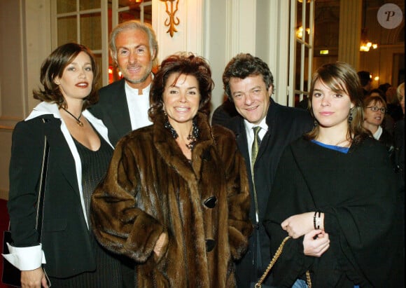 Dominique Tapie et sa fille Sophie avec Jean-Louis Borloo et Philippe Hersen lors de la générale de la pièce Un beau salaud en 2004
