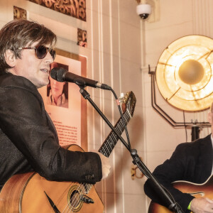 Thomas Dutronc - Lancement du nouveau livre de Jean-Marie Périer "Chroniques d'un dilettante" aux éditions Calmann-Lévy, au café littéraire Les Deux magots à Paris le 26 Octobre 2021 - © Jack Tribeca / Bestimage