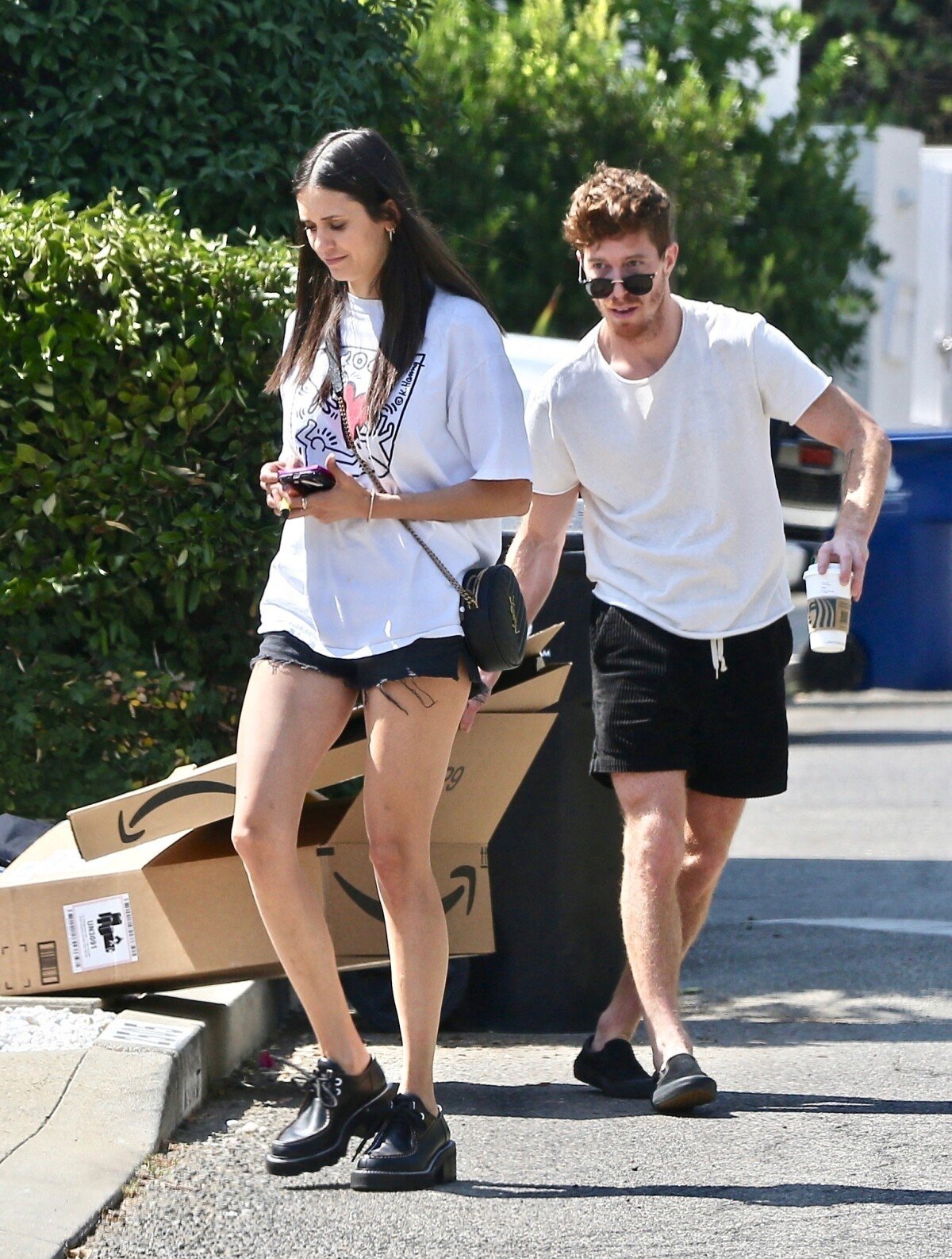 Photo : Exclusif - Nina Dobrev et son compagnon Shaun White sortent de chez  eux pour aller acheter un café à Los Angeles, le 25 septembre 2021. -  Purepeople