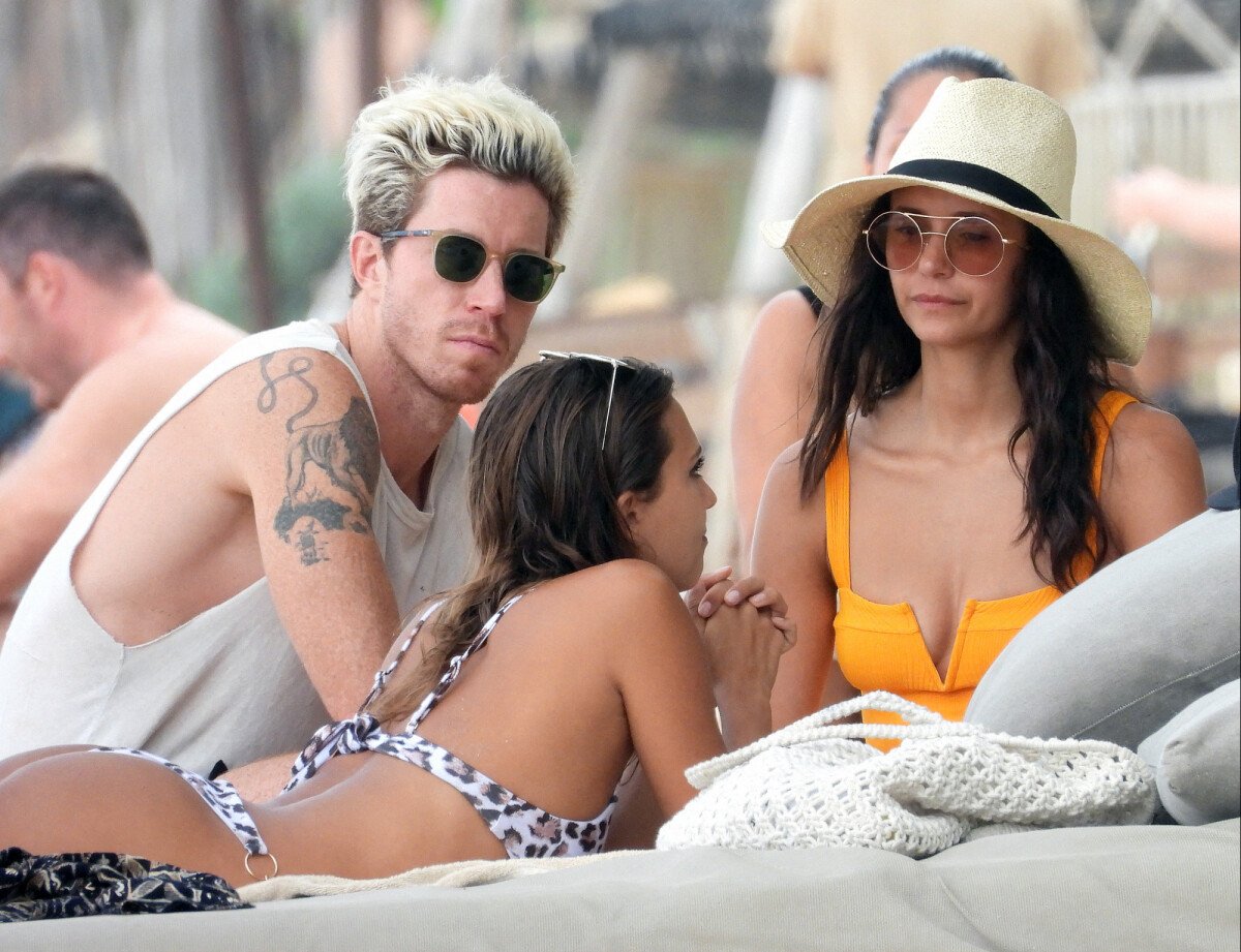 Photo : Exclusif - Nina Dobrev et son compagnon Shaun White sur la plage à  Tulum le 21 aout 2020. - Purepeople