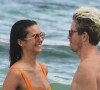 Exclusif - Nina Dobrev et son compagnon Shaun White s'embrassent lors d'une baignade sur la plage à Tulum le 21 aout 2020.