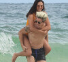 Exclusif - Nina Dobrev et son compagnon Shaun White s'embrassent lors d'une baignade sur la plage à Tulum.