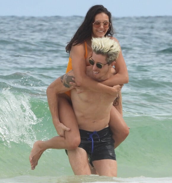 Exclusif - Nina Dobrev et son compagnon Shaun White s'embrassent lors d'une baignade sur la plage à Tulum.