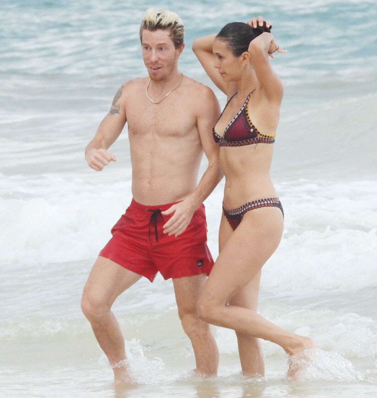 Photo : Exclusif - Nina Dobrev et son compagnon Shaun White nagent dans les  vagues lors de leurs vacances à Tulum le 19 aout 2020. - Purepeople