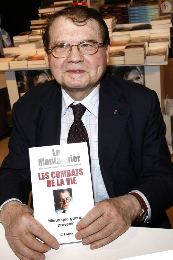 Luc Montagnier au salon du livre en 2008.
