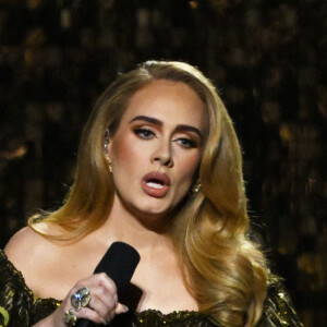 Adele chante sur la scène des Brit Awards 2022 à l'O2 à Londres le 9 février 2022.