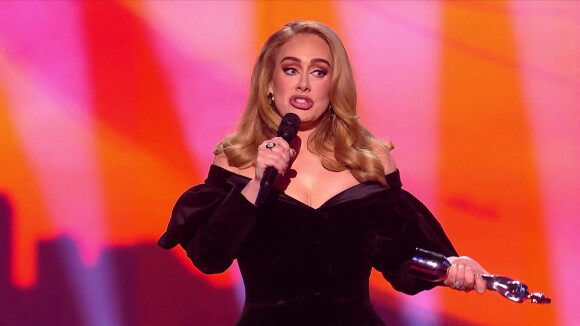 La chanteuse Adele a remporté le prix du meilleur album, de la chanson de l'année et d'artiste de l'année lors de la cérémonie des Brit Awards 2022 à L'O2 à Londres le 8 février 2022.