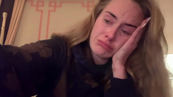 La chanteuse Adele annonce en larmes le report de sa série de concerts à Las Vegas.