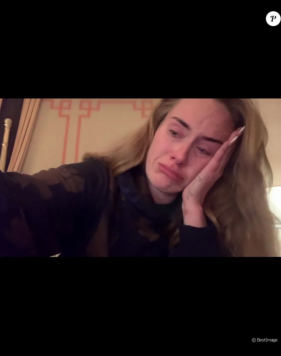 La chanteuse Adele annonce en larmes le report de sa série de concerts à Las Vegas.