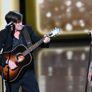 Thomas Dutronc et Jacques Dutronc lors de la 37ème cérémonie des Victoires de la musique à la Seine musicale de Boulogne-Billancourt, le 11 février 2022. © Guirec Coadic/Bestimage 