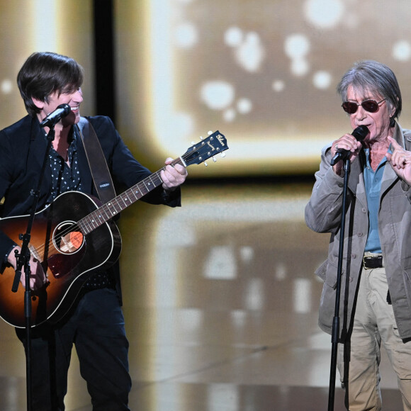 Thomas Dutronc et Jacques Dutronc lors de la 37ème cérémonie des Victoires de la musique à la Seine musicale de Boulogne-Billancourt, le 11 février 2022. © Guirec Coadic/Bestimage 