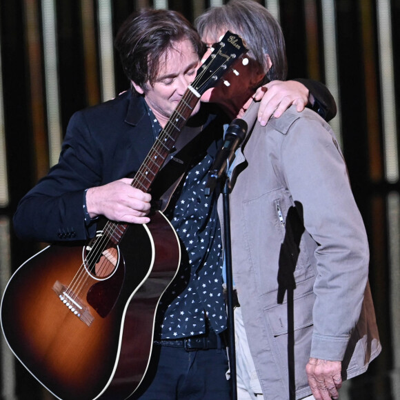 Thomas Dutronc et Jacques Dutronc lors de la 37ème cérémonie des Victoires de la musique à la Seine musicale de Boulogne-Billancourt, le 11 février 2022. © Guirec Coadic/Bestimage 