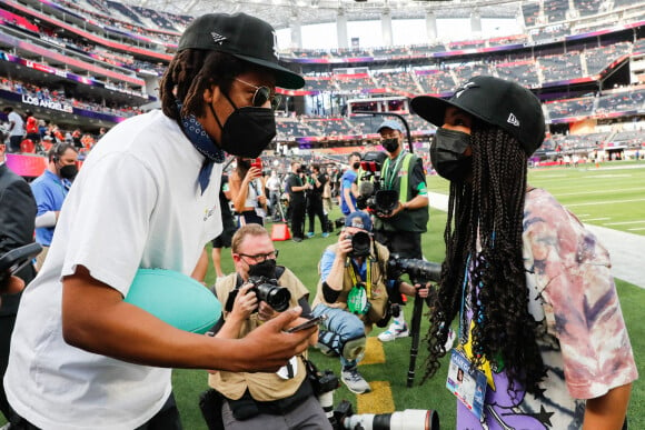 Jay-Z et sa fille Blue Ivy Carter - Super Bowl, au SoFi Stadium de Los Angeles. Le 13 février 2022. @ John Angelillo/UPI/ABACAPRESS.COM