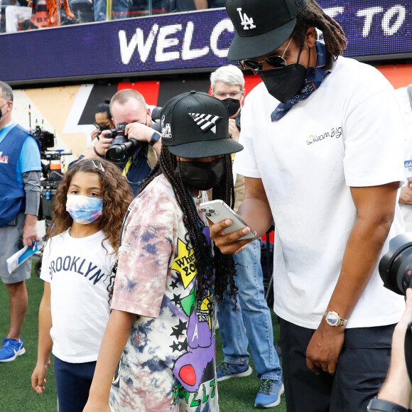 Jay-Z et ses filles, Blue Ivy et Rumi Carter - Finale du Super Bowl, au SoFi Stadium de Los Angeles. Le 13 février 2022. @ John Angelillo/UPI/ABACAPRESS.COM