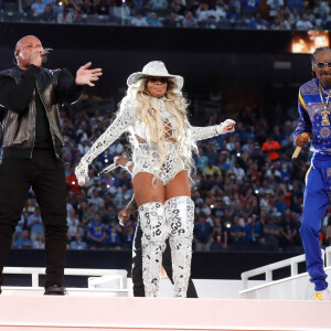 Dr. Dre, Mary J. Blige et Snoop Dogg - Show de mi-temps du Super Bowl, au SoFi Stadium de Los Angeles. Le 13 février 2022. @ John Angelillo/UPI/ABACAPRESS.COM
