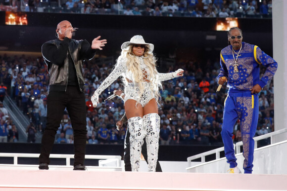 <p>Dr. Dre, Mary J. Blige et Snoop Dogg - Show de mi-temps du Super Bowl, au SoFi Stadium de Los Angeles. Le 13 février 2022. @ John Angelillo/UPI/ABACAPRESS.COM</p>
