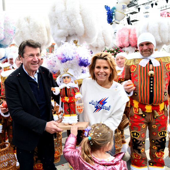 Christian Estrosi et sa femme Laura Tenoudji Estrosi - Première bataille de fleurs du Carnaval de Nice 2022, place Masséna. Le 13 février 2022. © Bruno Bebert/Bestimage