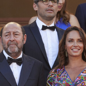 Kad Merad et sa compagne Julia Vignali - Montée des marches du film " OSS 117 : Alerte rouge en Afrique Noire " lors du 74ème Festival International du Film de Cannes. Le 17 juillet 2021 © Borde-Jacovides-Moreau / Bestimage 