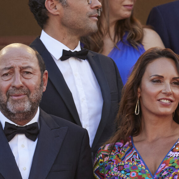 Kad Merad et sa compagne Julia Vignali - Montée des marches du film " OSS 117 : Alerte rouge en Afrique Noire " lors du 74ème Festival International du Film de Cannes. Le 17 juillet 2021 © Borde-Jacovides-Moreau / Bestimage 