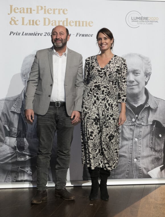 Kad Merad et sa compagne Julia Vignali, lors de la cérémonie de clôture de la 12e édition du Festival du film Lumière à Lyon, du 10 au 18 octobre 2020. Lyon, le 16 octobre 2020. © Sandrine Thesillat / Panoramic / Bestimage 