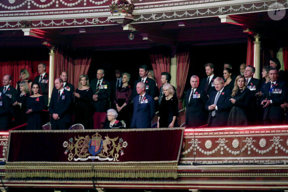 Le prince William, duc de Cambridge, et Catherine (Kate) Middleton, duchesse de Cambridge, le prince Edward, comte de Wessex, Sophie Rhys-Jones, comtesse de Wessex, le prince Richard, duc de Gloucester, Birgitte Eva van Deurs, duchesse de Gloucester, la reine Elisabeth II d'Angleterre, Peter Phillips, la princesse Anne, le prince Charles, prince de Galles, et Camilla Parker Bowles, duchesse de Cornouailles, le prince Andrew, duc d'York, Boris Johnson, Premier ministre et sa compagne Carrie Symonds, le prince Harry, duc de Sussex, et Meghan Markle, duchesse de Sussex - La famille royale assiste au Royal British Legion Festival of Remembrance au Royal Albert Hall à Kensington, Londres, le 9 novembre 2019.