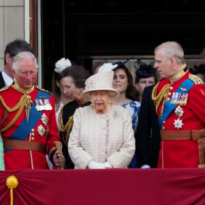 Le prince William, duc de Cambridge, et Catherine (Kate) Middleton, duchesse de Cambridge, le prince George de Cambridge, la princesse Charlotte de Cambridge, le prince Louis de Cambridge, Camilla Parker Bowles, duchesse de Cornouailles, le prince Charles, prince de Galles, la reine Elisabeth II d'Angleterre, le prince Andrew, duc d'York, le prince Harry, duc de Sussex, et Meghan Markle, duchesse de Sussex - La famille royale au balcon du palais de Buckingham lors de la parade Trooping the Colour 2019, célébrant le 93ème anniversaire de la reine Elisabeth II, Londres, le 8 juin 2019.