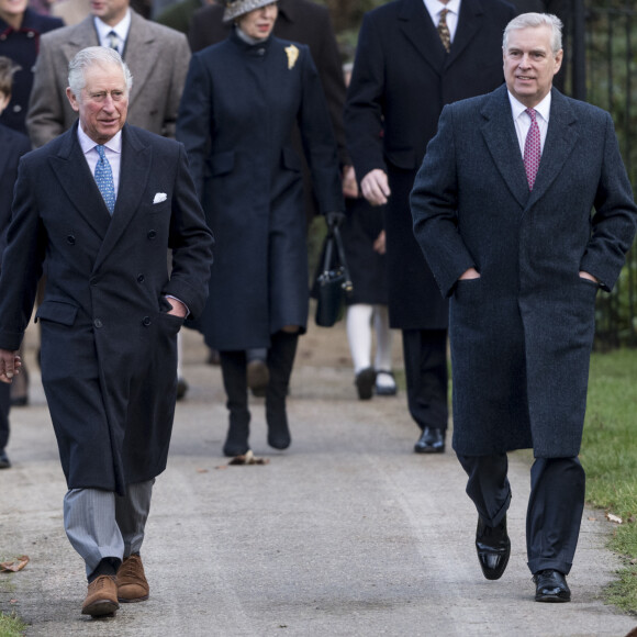 Le prince Charles et le prince Andrew, duc d'York - La famille royale d'Angleterre arrive à la messe de Noël à l'église Sainte-Marie-Madeleine à Sandringham, le 25 décembre 2017.